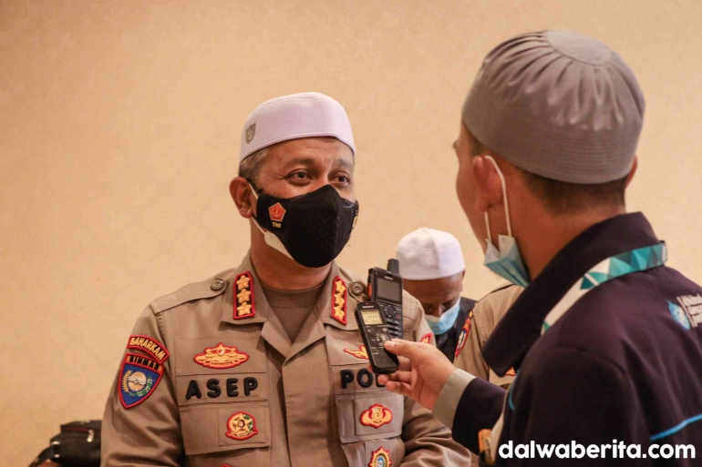 Jurnalis LPM Dalwa Berita wawancara dengan Dirbinmas Polda Jatim baru, Kombes Pol Asep Irpan R, di Hotel Dalwa tahun lalu. (Foto: Dalwaberita.com)