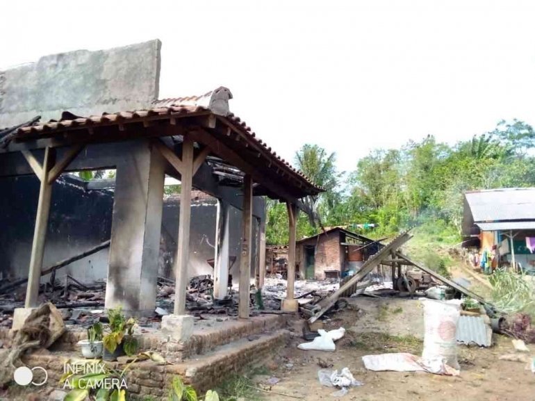 Salah satu rumah warga di desa Mulyorejo, kecamatan Silo, Kabupaten Jember, Tinggal sisa puing-puing yang berserakan habis dibakar orang tak dikenal | Sumber Foto: FB/Rully Efendi