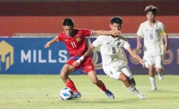Thailand (putih) ditahan imbang 1-1 oleh Laos (merah) dalam matchday dua grup B diajang AFF U16 (Foto Twitter.com/AFFPresse). 