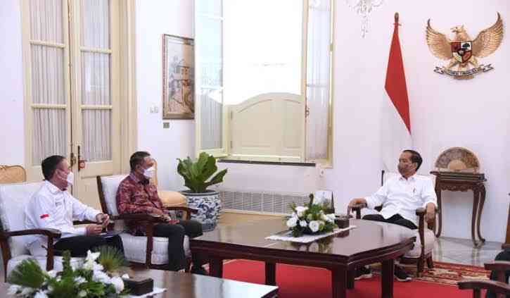 Presiden Jokowi menerima kunjungan Menpora Zainuddin Amali dan Ketum PSSI Iwan Bule di Istana Merdeka  (Okezone.com)