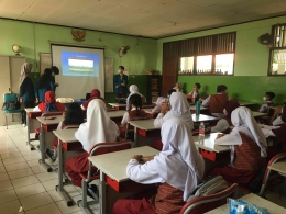 Mahasiswa Universitas Diponegoro memaparkan materi terkait mengurangi kesenjangan kepada siswa SDN Jatiasih 4 (sumber: dok. pribadi).