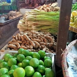 Bumbu dapur dan jeruk nipis di pasar (dokumen pribadi)