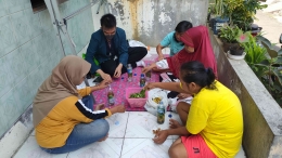Gambar Pelatihan Pembuatan Ecoenzyme kepada Ibu-Ibu RW 01 Kelurahan Bangunharjo (Dokpri)