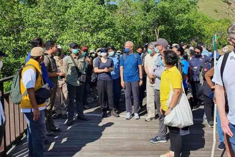 The United Nations Educational, Scientific, and Cultural Organization (UNESCO) menerjunkan tim International Union for Conservation and Nature (IUCN) dalam rangka reactive monitoring mission (RMM) 2022 ke Resort Loh Buaya SPTN Wilayah I Balai Taman Nasional Komodo, pada tanggal 3/3/2022. Sumber: Kompas dan Dokumen Balai Taman Nasional Komodo. 