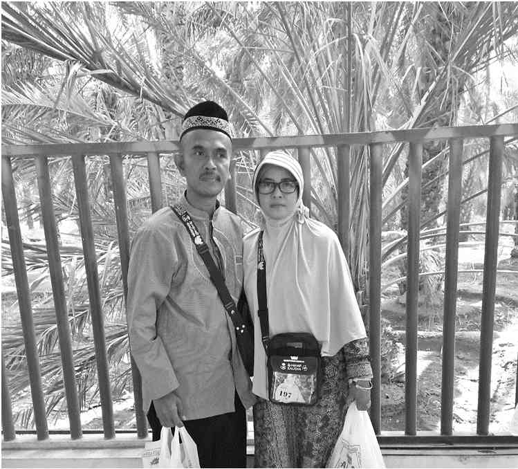 Memori Pak Guru bersama istri berbelanja di Kebun Kurma Madinah (dokpri)