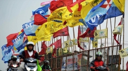 Deretan bendera partai politik peserta Pemilu Serentak 2019 menghiasi jalan layang di kawasan Senayan, Jakarta, Minggu (7/4/2019).| KOMPAS/WAWAN H PRABOWO