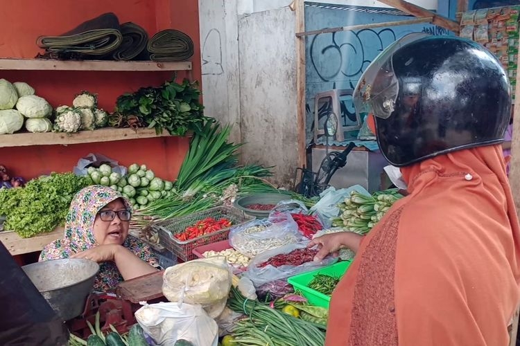 Ilustrasi pedagang sayur sedang melayani pelanggan. Sumber: Kompas.com/Nugraha Perdana