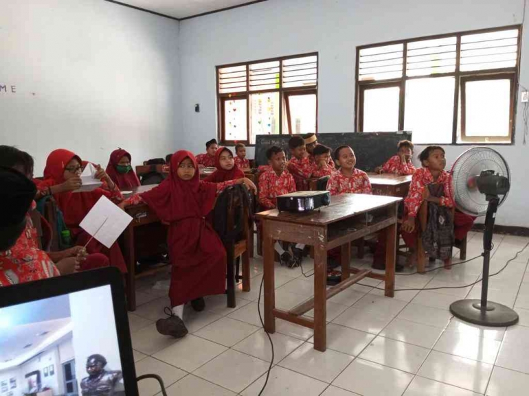 Mahasiswa KKN Undip memberikan Edukasi pembelajaran Sejarah melalui virtual museum kepada anak anak SD Krandegan, Desa Krandegan, Kecamatan Kutoarjo, Jawa Tengah (Dokumentasi Pribadi)