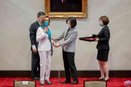 Presiden Taiwan Tsai Ing-wen  memberikan medali kepada Pelosi  atas dukungannya untuk Taiwan pada 3 Agustus 2022 (Reuters) 