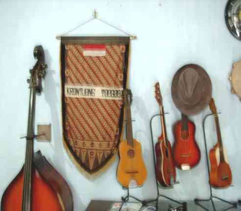 Peralatan musik Keroncong Tugu (Sumber: httpnaza-blog.blogspot.com)