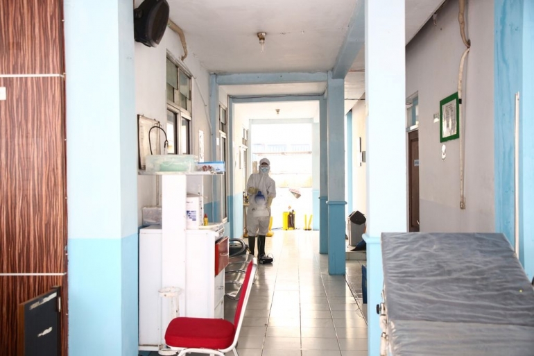 Petugas mendisinfektan ruangan di salah satu puskesmas di Tangerang Selatan, Banten, yang dijadikan sebagai tempat transit pasien Covid-19, Sabtu (23/1/2021)