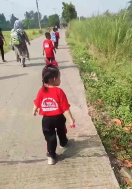 Foto : Hiking Anak Usia Dini dalam rangka mencegah 'Flat Feet' ( dokpri Hana Marita Sofianti )