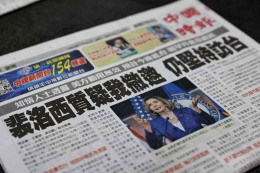 Image: Halaman depan surat kabar yang melaporkan Ketua Dewan Perwakilan Rakyat AS Nancy Pelosi  di Taiwan, 2 Agustus 2022. (Sumber: REUTERS/Ann Wang)