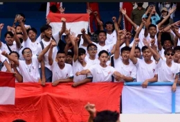 Suporter Indonesia mendukung atlet ASEAN Para Games 2022 yang sedang bertanding (sumber foto Kompas.com)