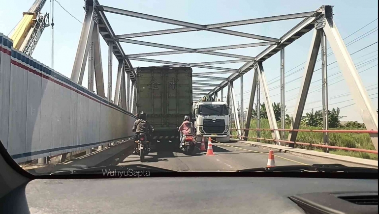 Perbaikan Jembatan Wonokerto Demak Jawa Tengah. | Foto: Wahyu Sapta.