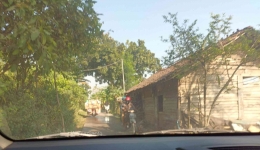 Warga setempat mengizinkan jalan kampung yang biasanya sepi, dilewati kendaraan. Mereka sungguh baik. | Foto: Wahyu Sapta.