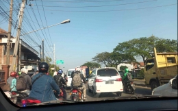 Banyak yang mengalami macet di jalan pada saat jam sibuk, baik kendaraan motor atau mobil. Harus sabar. | Foto: Wahyu Sapta.