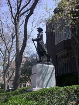 Patung  menggambarkan Franklin tiba di Philadelphia untuk pertama kalinya. Itu berdiri di kampus University of Pennsylvania. Foto: thedallas.news.