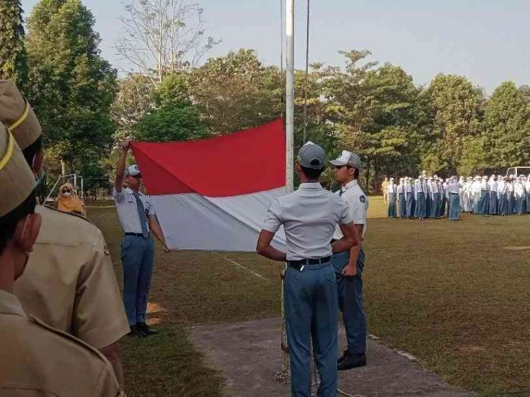 Pengibaran Bendera pada upacara hari Senin di SMAN 5 Magelang. (Dokpri)