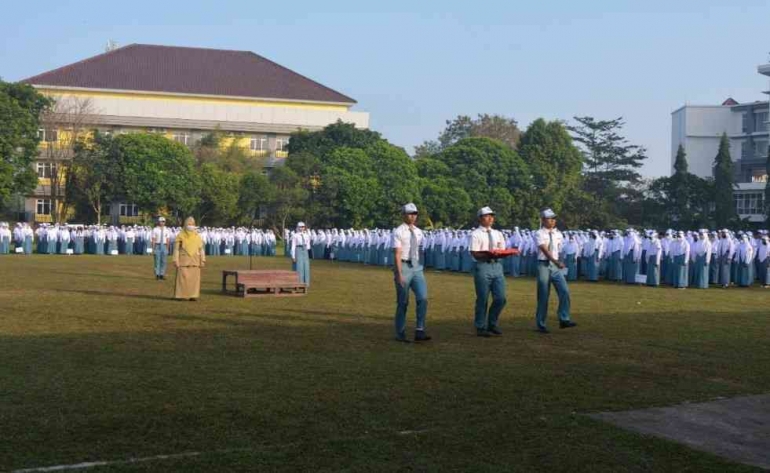 Foto pelaksanaan upacara bendera hari Senin di SMAN 5 Magelang (dokpri).