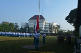 Bendera adalah simbol bangsa. Hormat bendera wujud cinta terhadap bangsanya. Pelaksanaan upacara di SMAN 5 Magelang (dokpri)