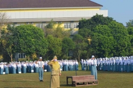 Hormat bendera saat dinyanyikan lagu Indonesia Raya: Upaya menanamkan karakter bangsa  pada upacara di SMAN 5 Magelang (dokrpri)