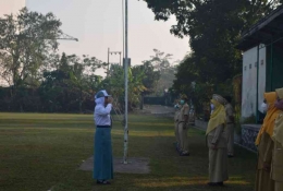 Pengatur upacara sedang melaporkan kesiapan upacara pada upacara  bendera di SMAN 5 Magelang (dokpri).