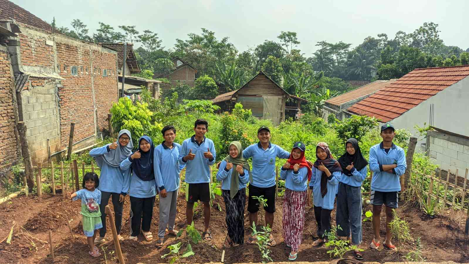 Mahasiswa KKN MIT 14 UIN Walisongo Semarang Melakukan Penghijauan Dan ...