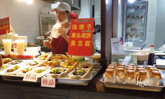 Kudapan lokal di Qibao | foto: HennieOberst 