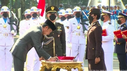 Foto Ilustrasi: Presiden Jokowi memberikan penghargaan kepad empat perwira terbaik di Istana Kepresidenan/Liputan6.com