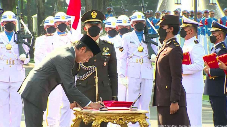 Foto Ilustrasi: Presiden Jokowi memberikan penghargaan kepad empat perwira terbaik di Istana Kepresidenan/Liputan6.com