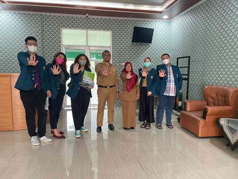 FOTO BERSAMA KEPALA SEKOLAH SMPN 3 CIANGSANA (Dokpri)