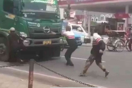 Cuplikan video sesaat sebelum remaja tertabrak truk (sumber: priangantimurnews.pikiran-rakyat.com)