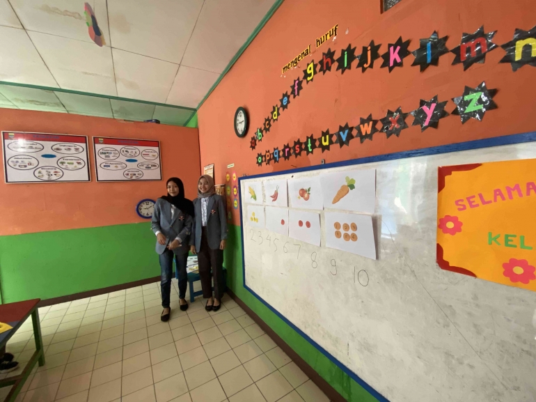 Proses pembelajaran kosa kata buah-buahan,sayuran, dan warna dalam Bahasa Inggris/Dokumentasi pribadi