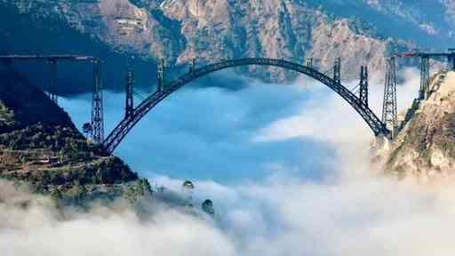 Jembatan Sungai Chenab di Jammu dan Kashmir, India. | Sumber: Twitter/@AshwiniVaishnaw