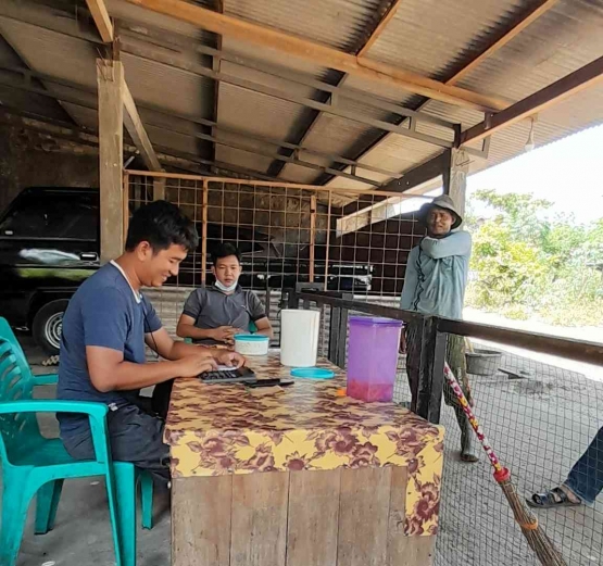 Petani karet menerima pembayaran dari pengepul setelah menimbang hasil karetnya. Dokumentasi pribadi