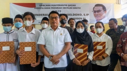 Kepala Staf Kepresidenan menyerahkan Puluhan Ijazah Ke Lulusan Program Sekolah Gratis PKBM Bakti Nusa. Dokpri
