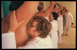 Bau badan dan keringat pria punya khasiat tersendiri. (Foto: https://commons.wikimedia.org/wiki/File:Lautenberg_Laboratories_-_Postcard.jpg)