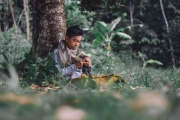 IIustrasi gambar oleh Pixabay. Seseorang yang sedang merenungi apa yang sedang ia baca ditengah hutan rindang