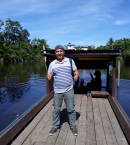 Penulis menyeberangi Sungai Sajingan di Kecamatan Sajingan Besar, Sambas. (Dokpri)