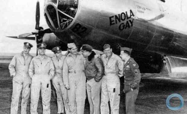Para kru dan pesawat Enola Gay sebelum insiden peluncuran bom (sumber: defesanet.com)