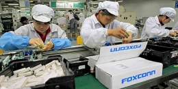 Para pekerja di perusahaan pabrikan Foxconn, Taiwan.