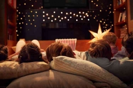 Ilustrasi anak-anak nonton film di bioskop (Shutterstock via Kompas.com)