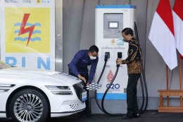 Presiden Jokowi dan Dirut PT PLN (Persero) Darmawan Prasodjo tengah lakukan pengisian tenaga litrik ke mobil/Kompas.com (dok PLN)