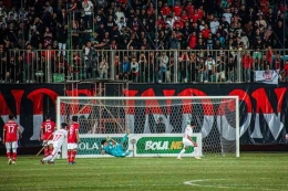 Nguyen Cong berhasil membobol gawang Indonesia lewat titik putih. | Sumber: kompas.com