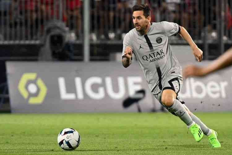 Lionel Messi, mencetak dua gol plus satu assist dalam laga pekan pertama Liga Perancis 2022-2023 kontra Clermont Foot di Stade Gabriel Montpied, 6 Agustus 2022.(JEAN-PHILIPPE KSIAZEK dipublikasikan kompas.com)