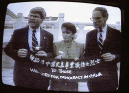 Anggota parlemen AS, Ben Jones Nancy Pelosi  dan John Miller  memegang spanduk pro demokrasi di Lapangan Tiananmen  tahun 1991.  | Foto AP