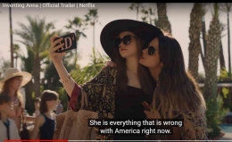 Anna bersama temannya Rachel yang juga kena tipu I Suber Foto : Netflix