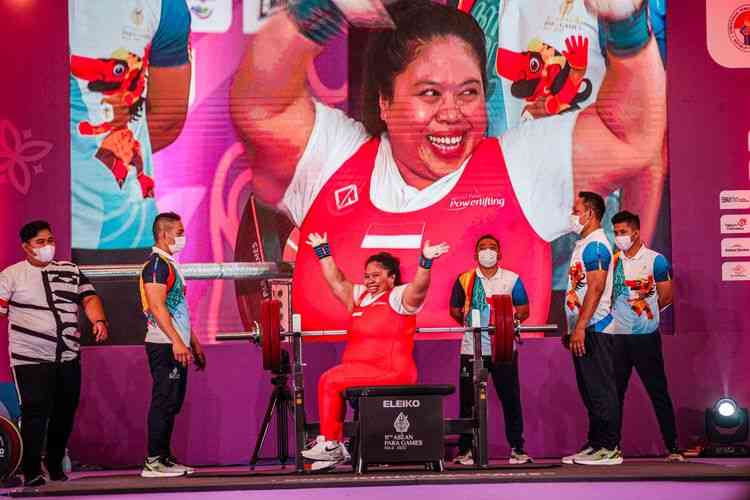 Atlet para angkat berat Indonesia, Sriyanti berhasil mencetak rekor angkatan 127 kg di ASEAN Para Games 2022: KOMPAS.com/Mochamad Sadheli