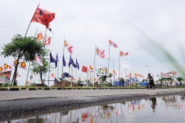 ilustrasi: Ratusan bendera partai politik terpasang di pinggir jalan. (Foto: KOMPAS/HENDRA A SETYAWAN) 